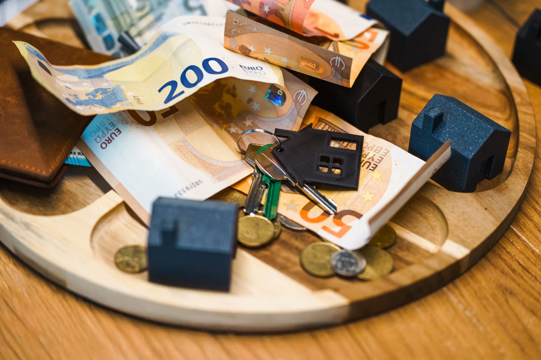 insuring physical silver at home, photo by Jakub Zerdzicki