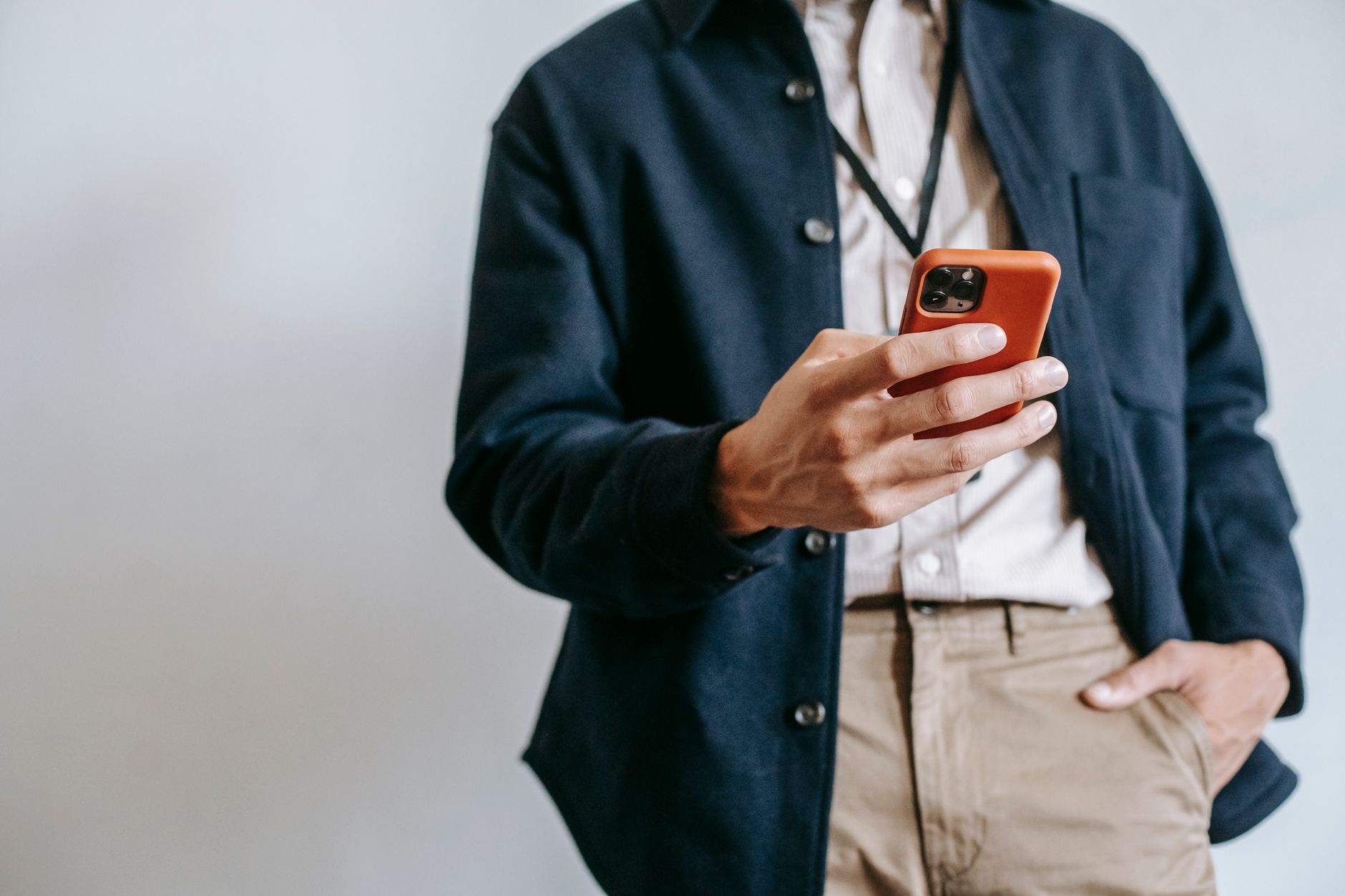 SMS marketing vs email marketing small business, photo by Zen Chung